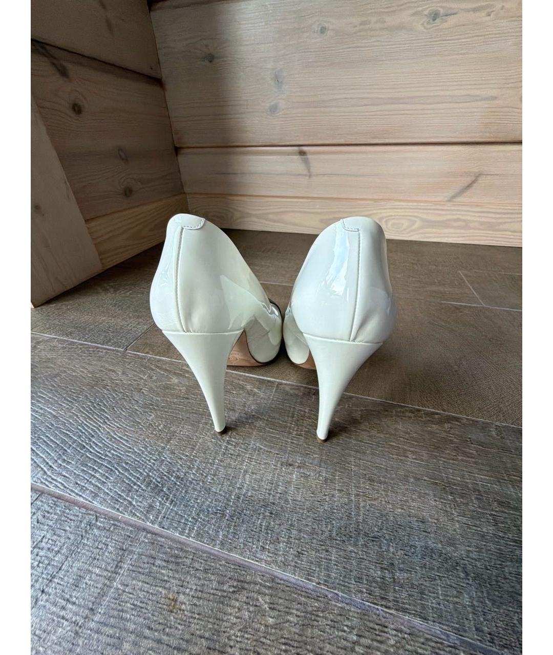 CHANEL Белые туфли из лакированной кожи, фото 4