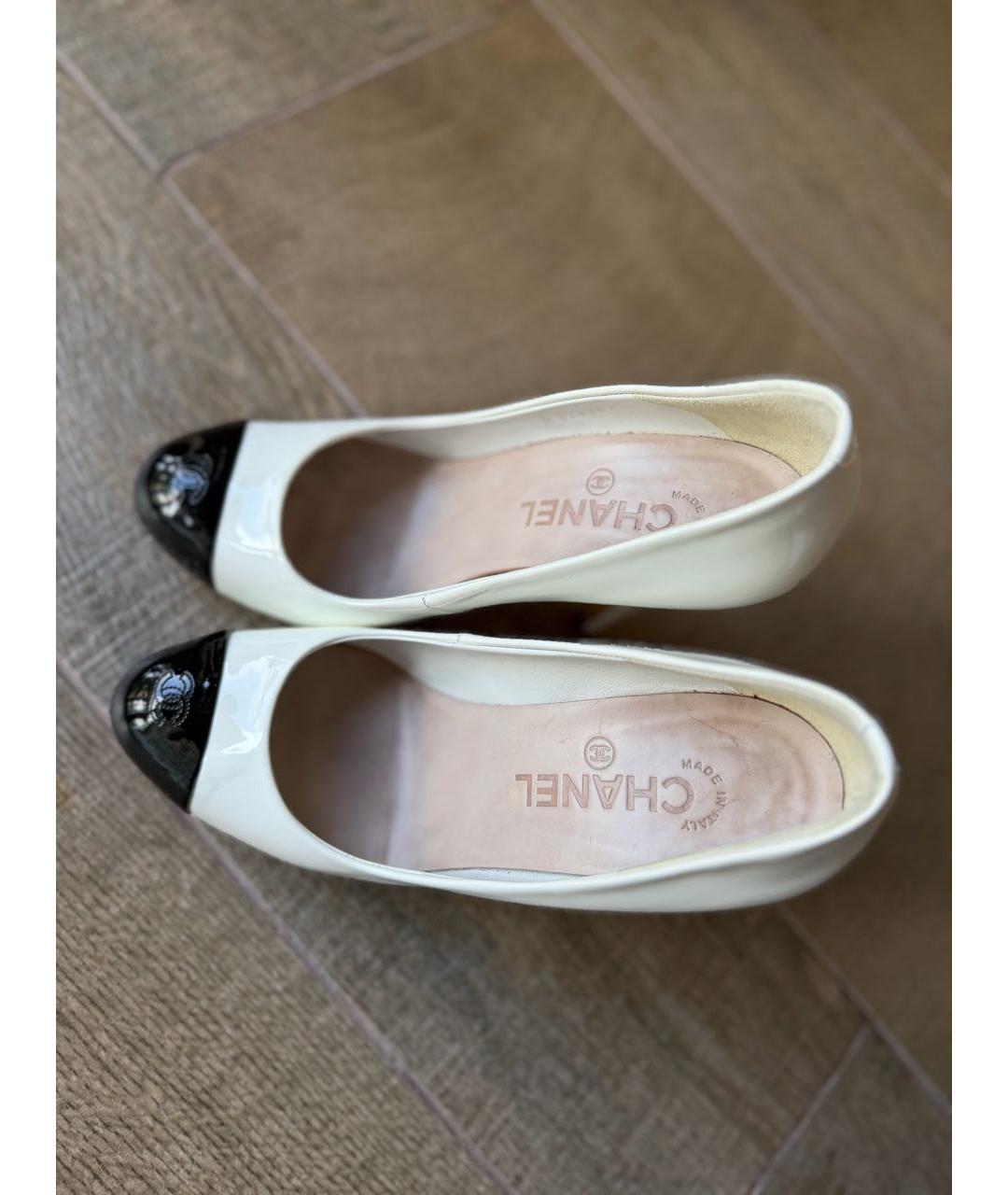 CHANEL Белые туфли из лакированной кожи, фото 3