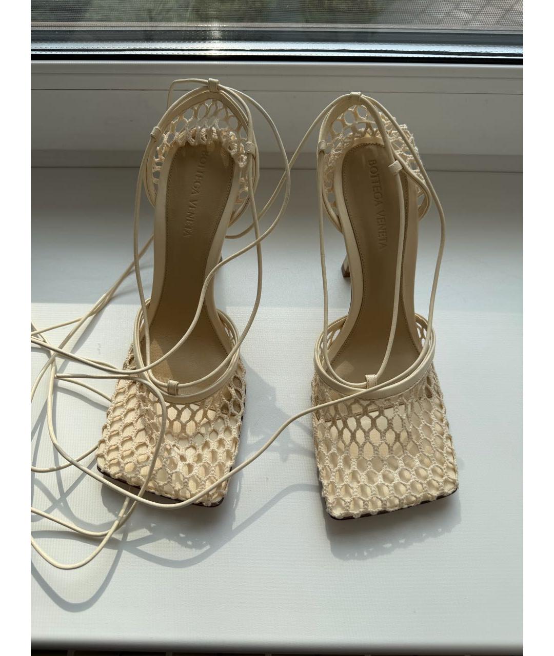BOTTEGA VENETA Бежевые текстильные босоножки, фото 6