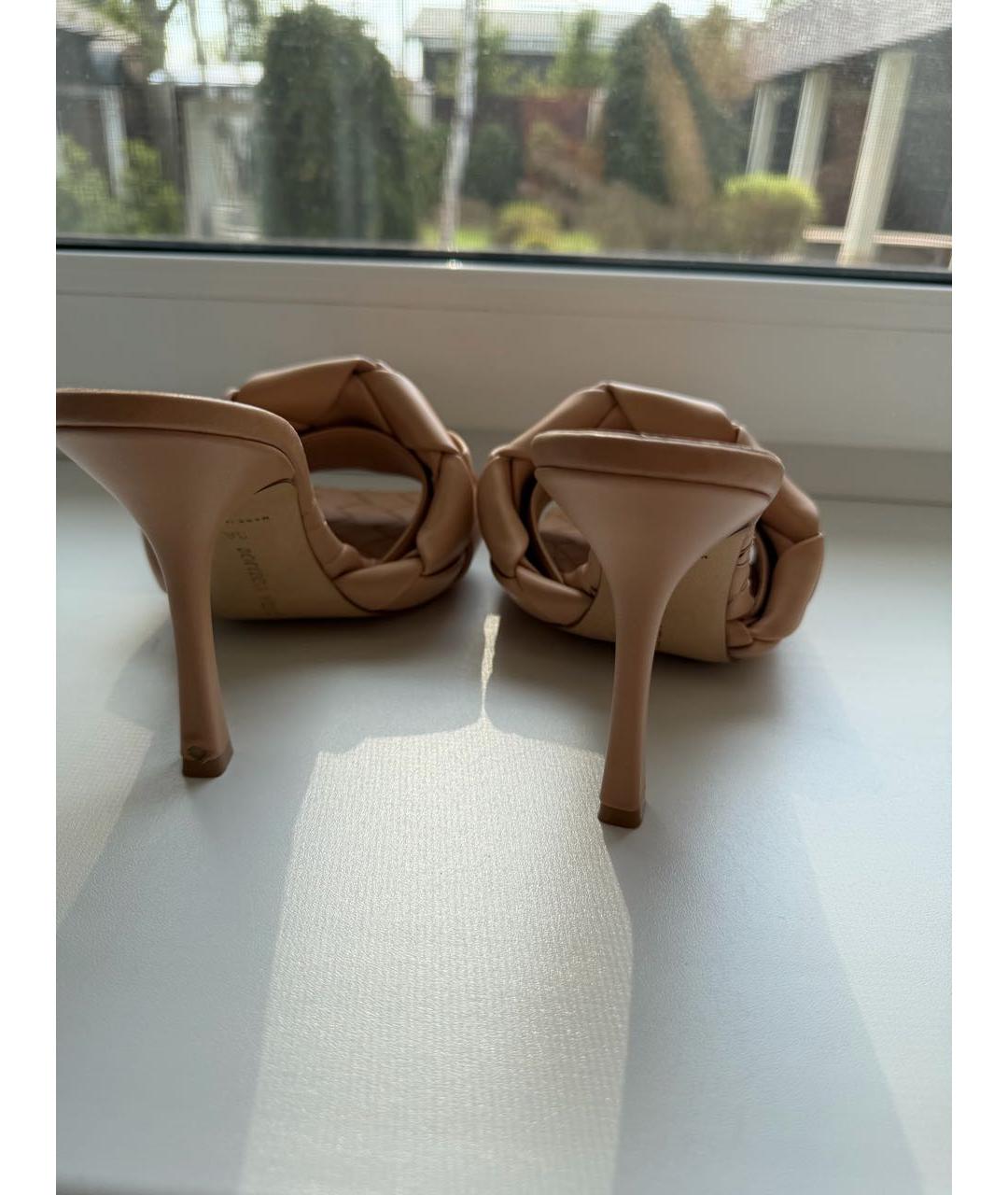 BOTTEGA VENETA Бежевые кожаные сабо, фото 4