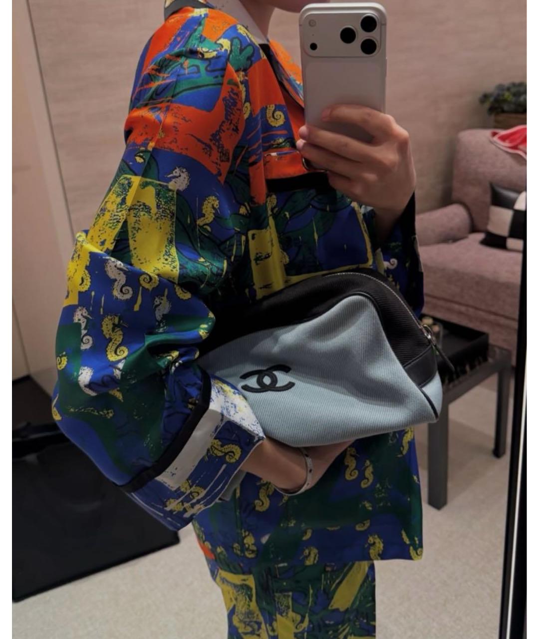 CHANEL Голубая косметичка, фото 3
