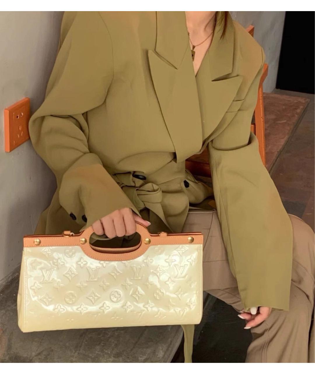 LOUIS VUITTON Бежевая сумка с короткими ручками из лакированной кожи, фото 2