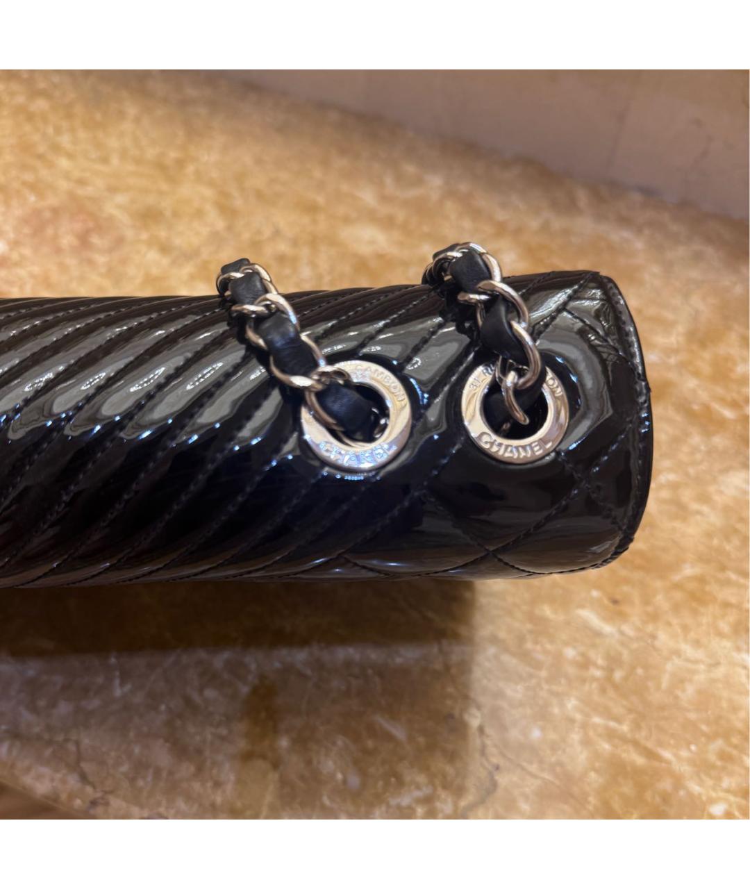 CHANEL Черная сумка через плечо из лакированной кожи, фото 3