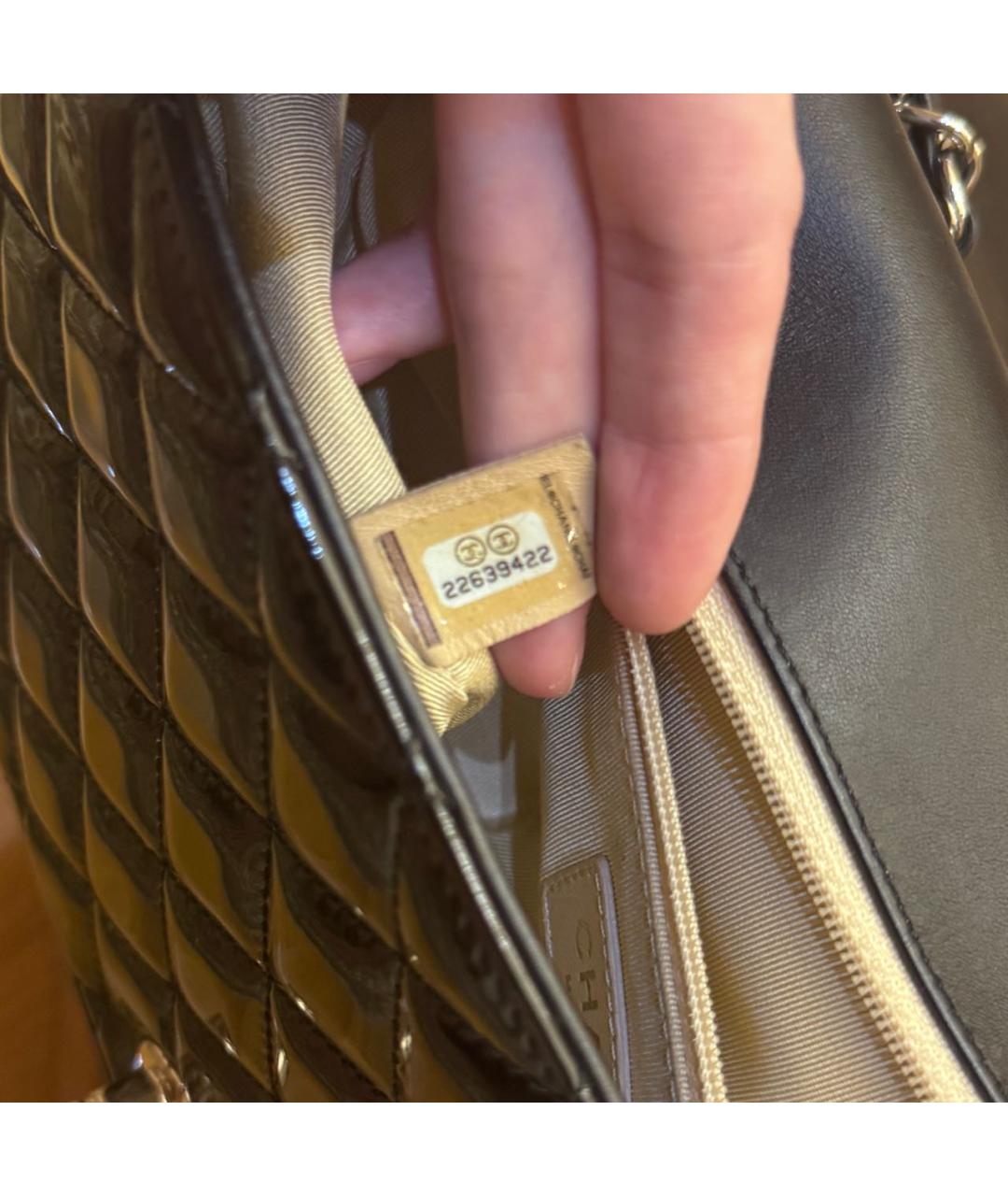 CHANEL Черная сумка через плечо из лакированной кожи, фото 6
