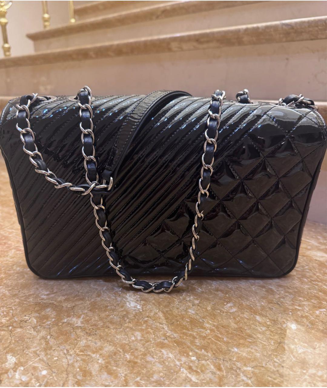 CHANEL Черная сумка через плечо из лакированной кожи, фото 2
