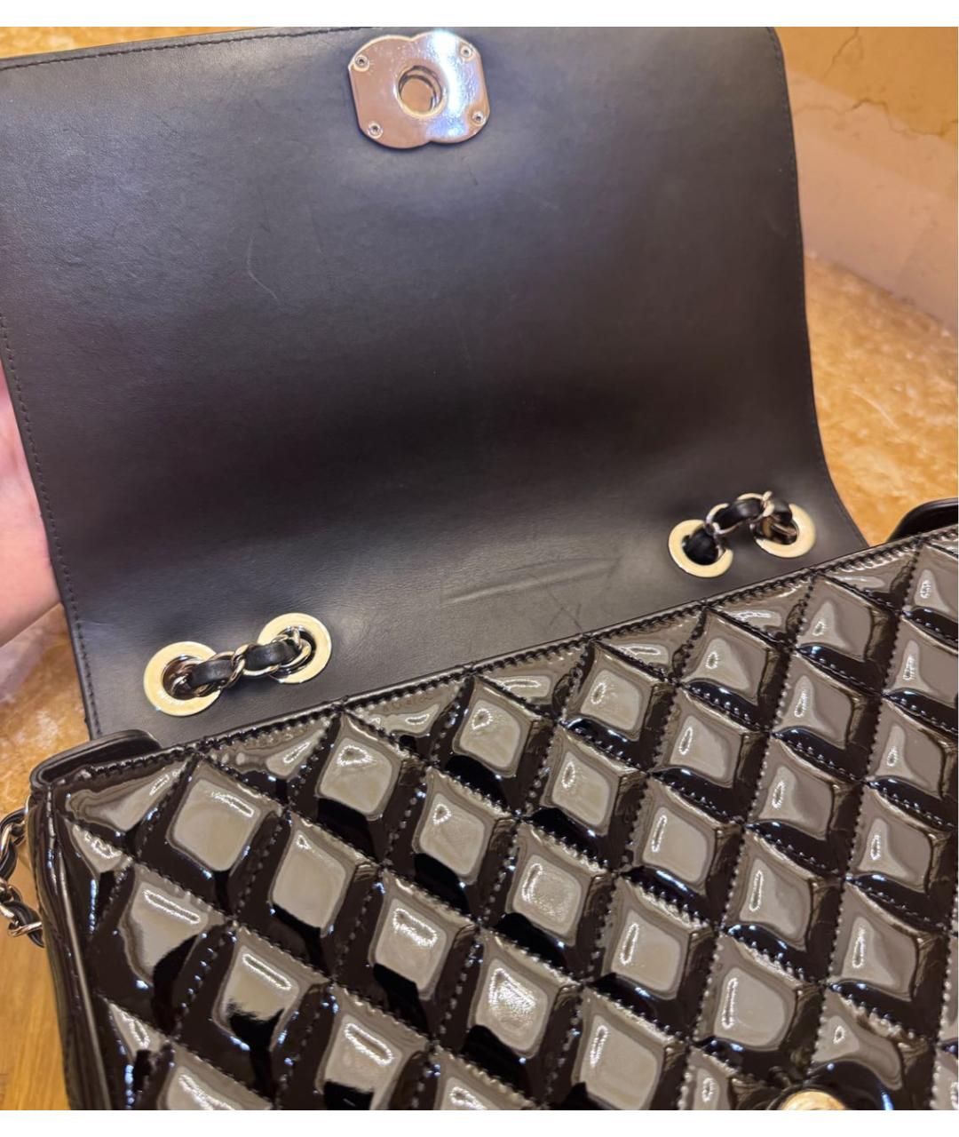 CHANEL Черная сумка через плечо из лакированной кожи, фото 5