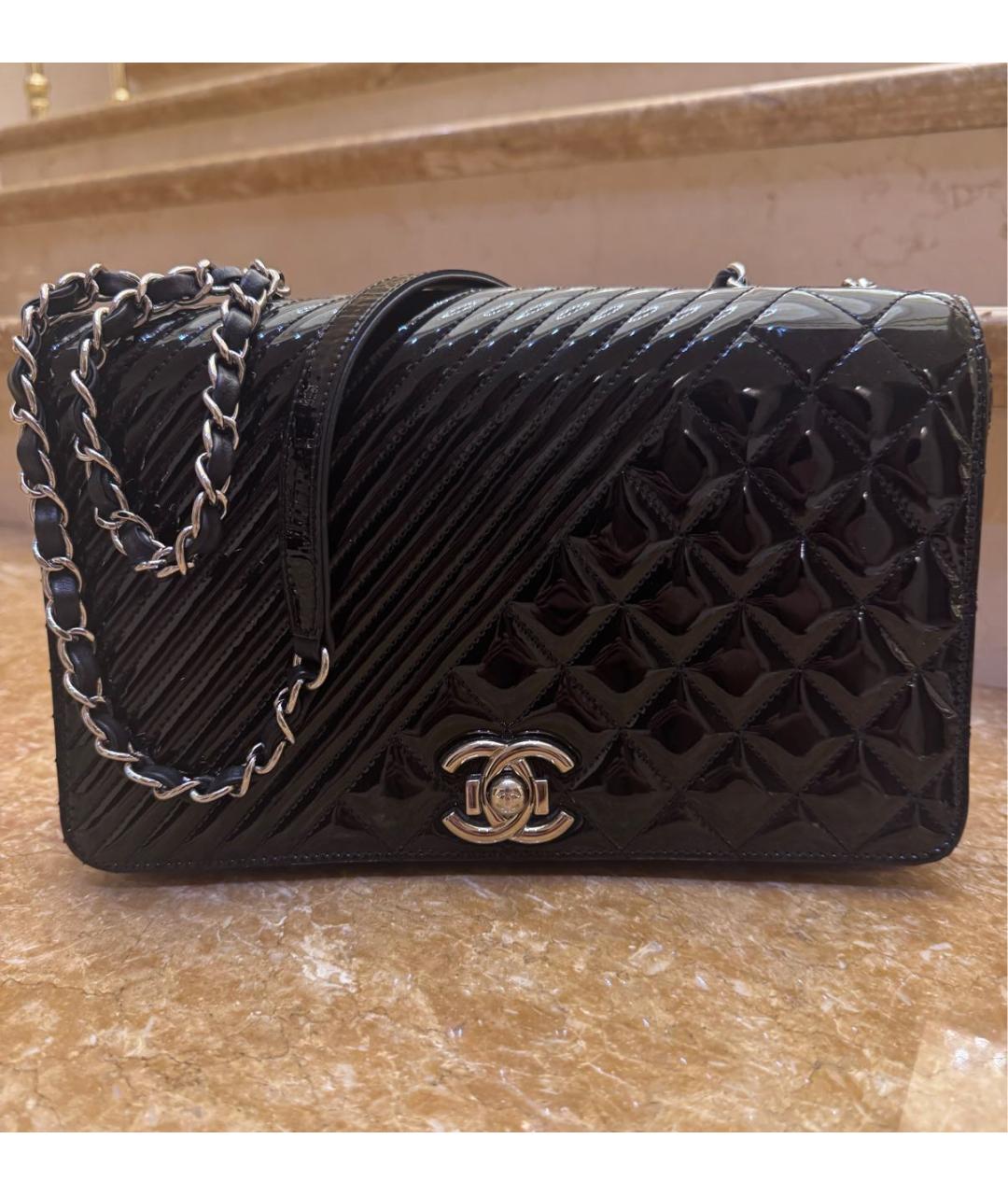 CHANEL Черная сумка через плечо из лакированной кожи, фото 8