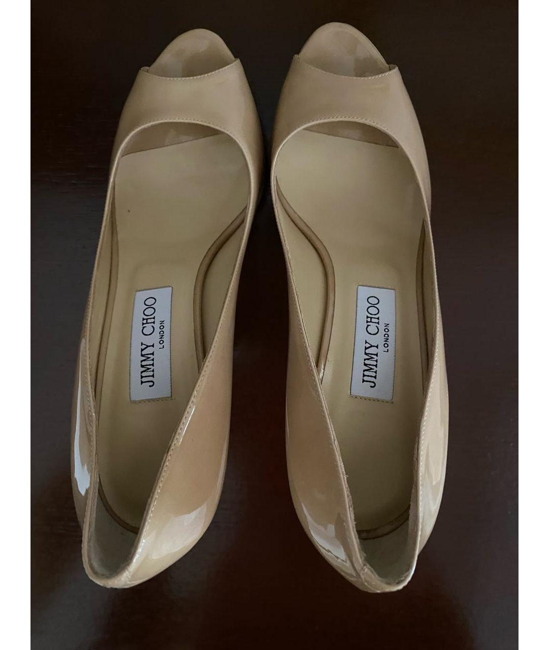 JIMMY CHOO Бежевые туфли из лакированной кожи, фото 3