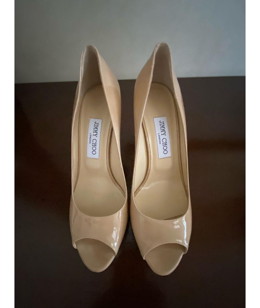 JIMMY CHOO Бежевые туфли из лакированной кожи, фото 2