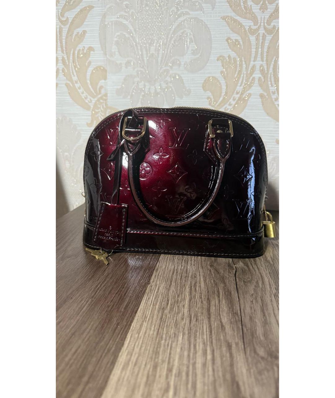 LOUIS VUITTON Бордовая сумка с короткими ручками из лакированной кожи, фото 6