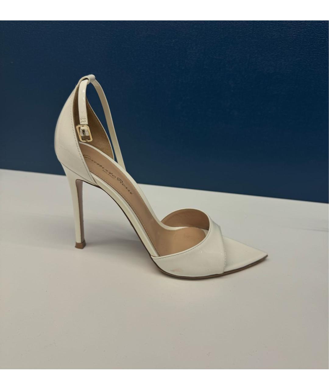 GIANVITO ROSSI Белые босоножки из лакированной кожи, фото 9