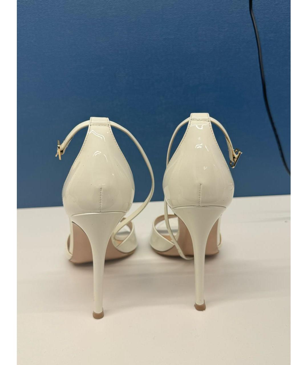 GIANVITO ROSSI Белые босоножки из лакированной кожи, фото 3
