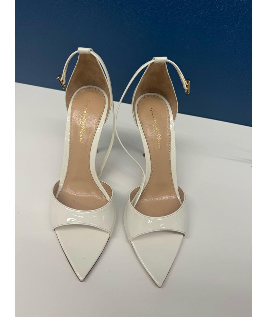 GIANVITO ROSSI Белые босоножки из лакированной кожи, фото 2