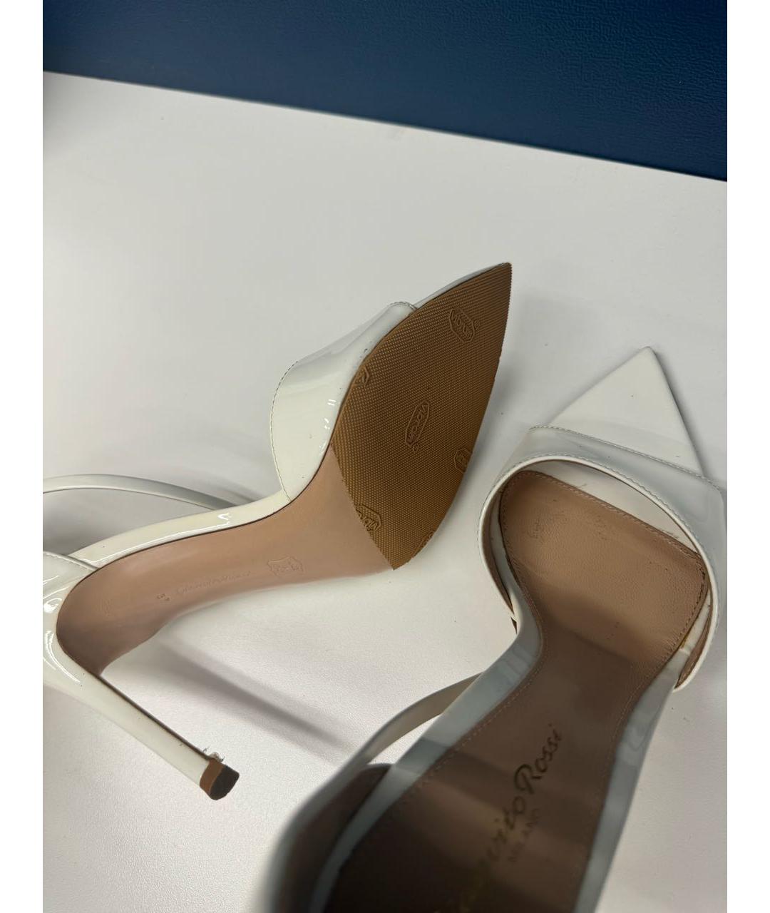 GIANVITO ROSSI Белые босоножки из лакированной кожи, фото 5