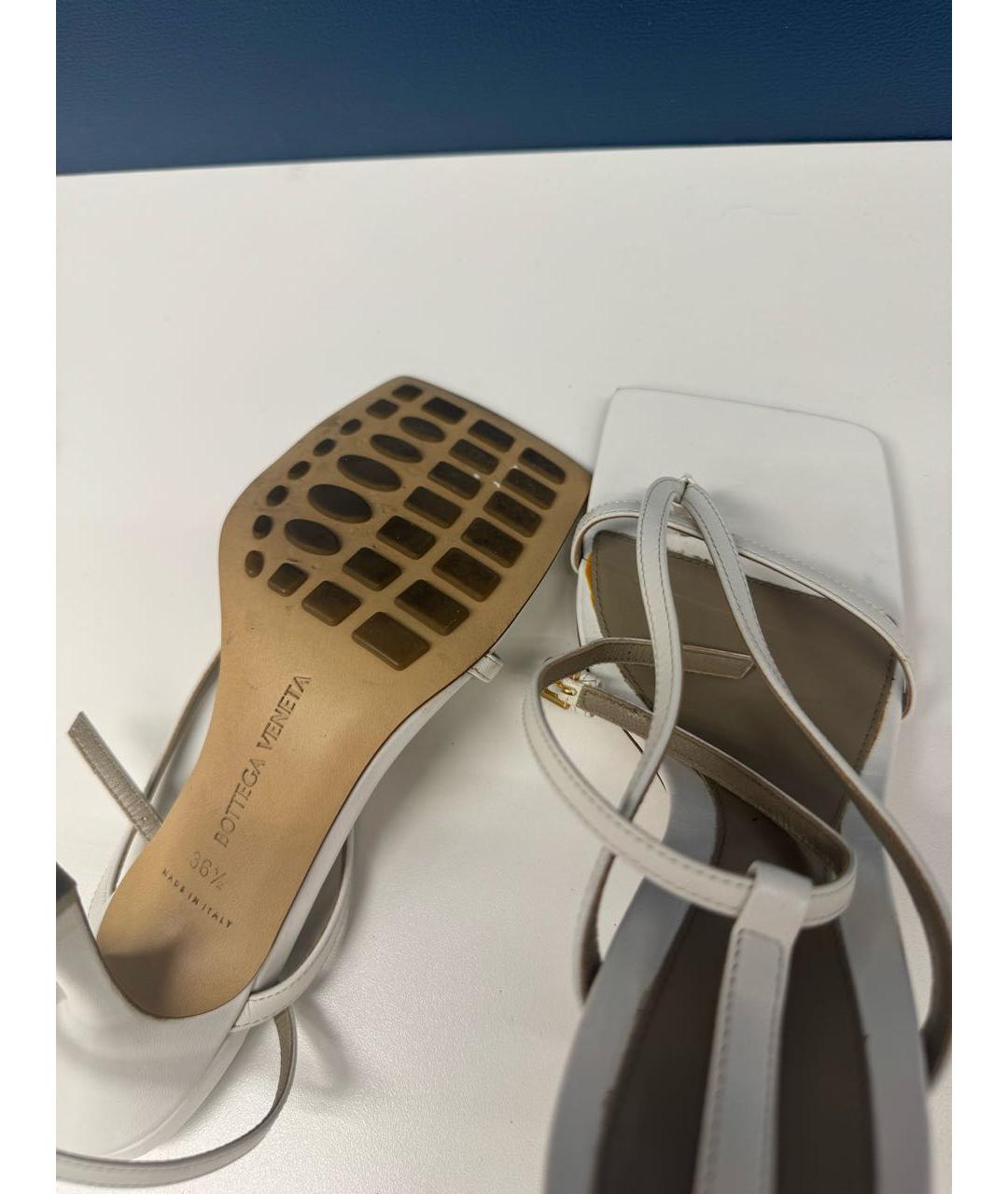 BOTTEGA VENETA Белые кожаные босоножки, фото 6