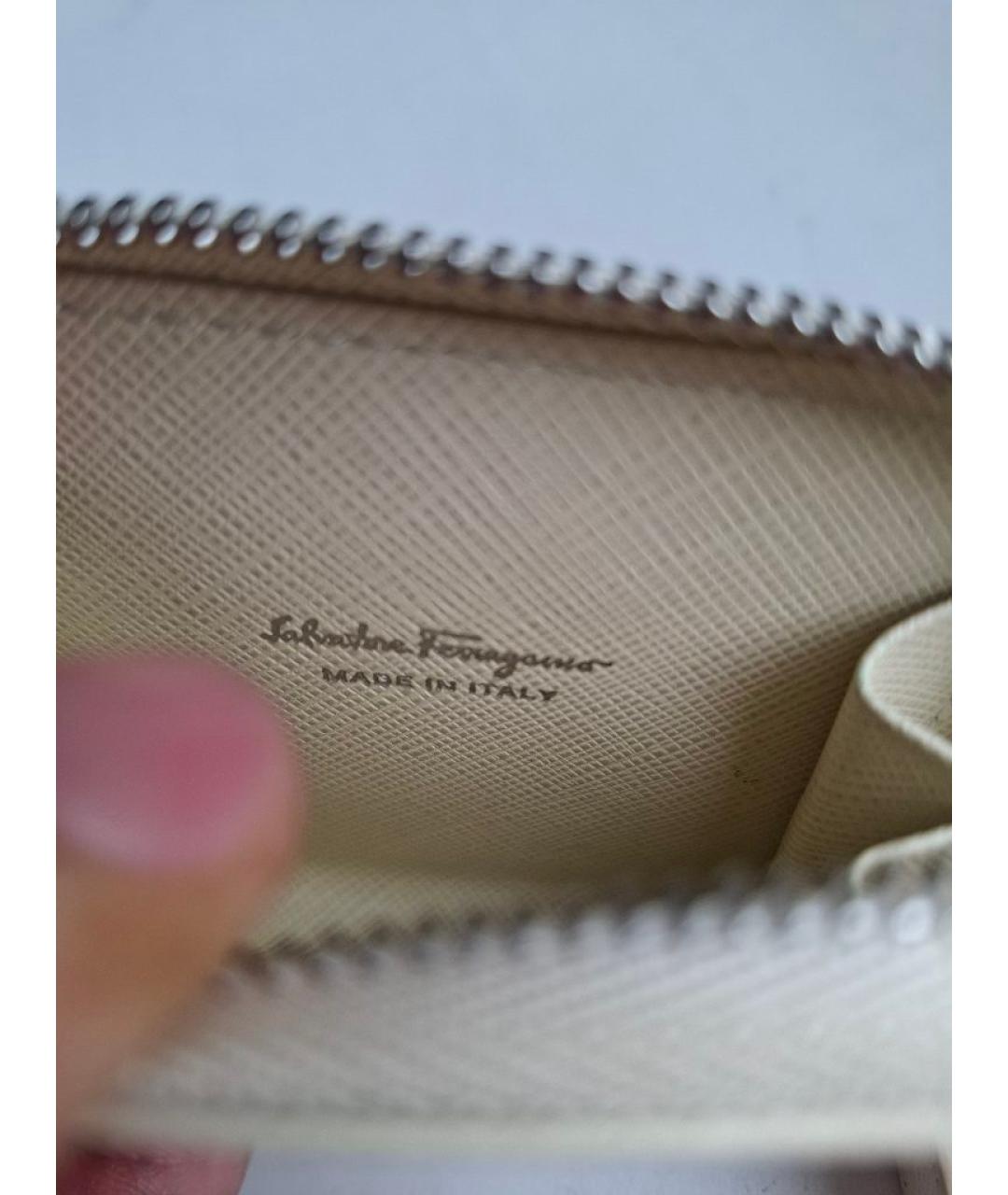 FERRAGAMO Белая кожаная визитница, фото 4