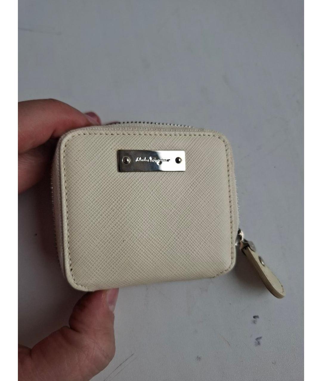 FERRAGAMO Белая кожаная визитница, фото 2