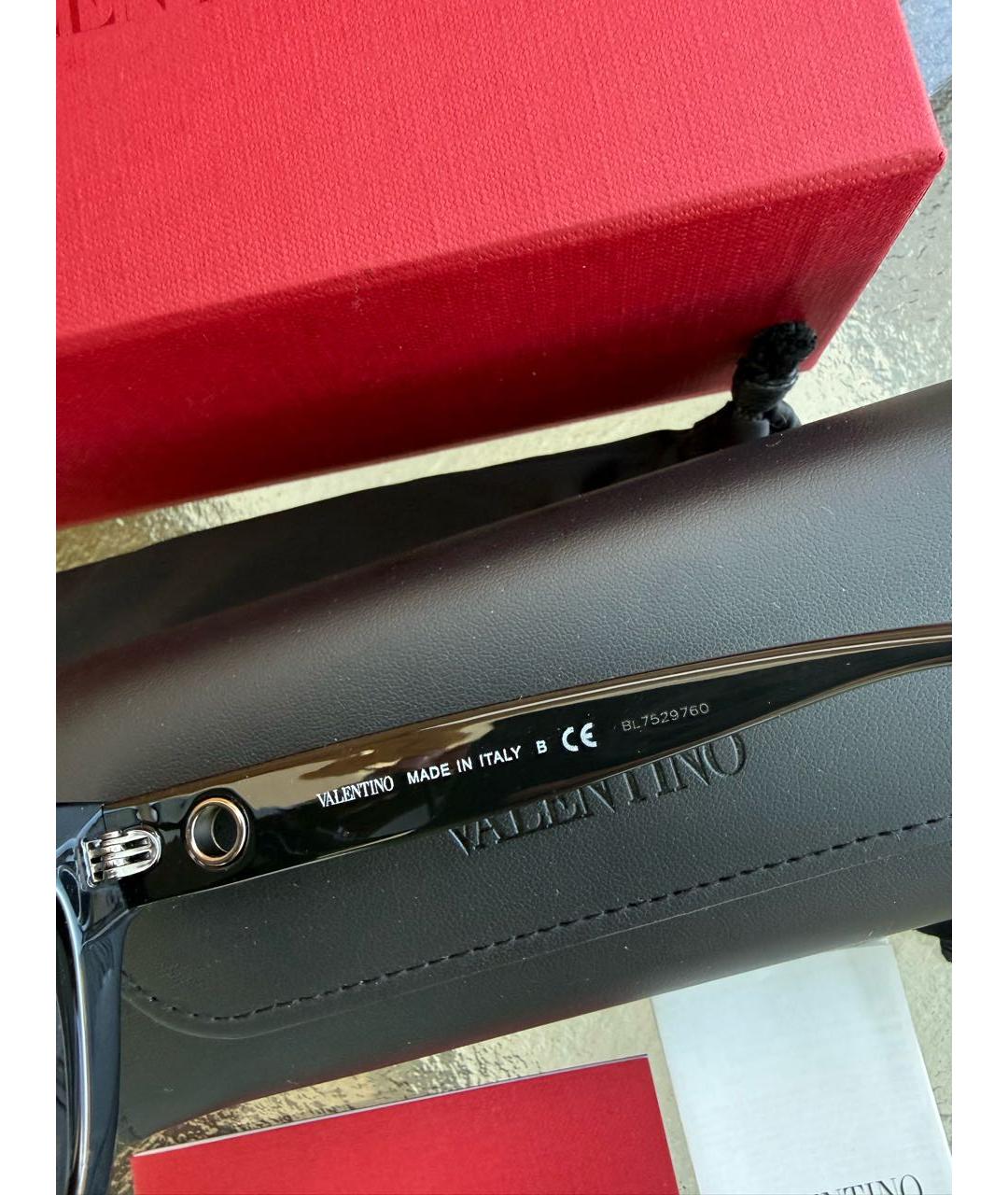 VALENTINO Черные пластиковые солнцезащитные очки, фото 4