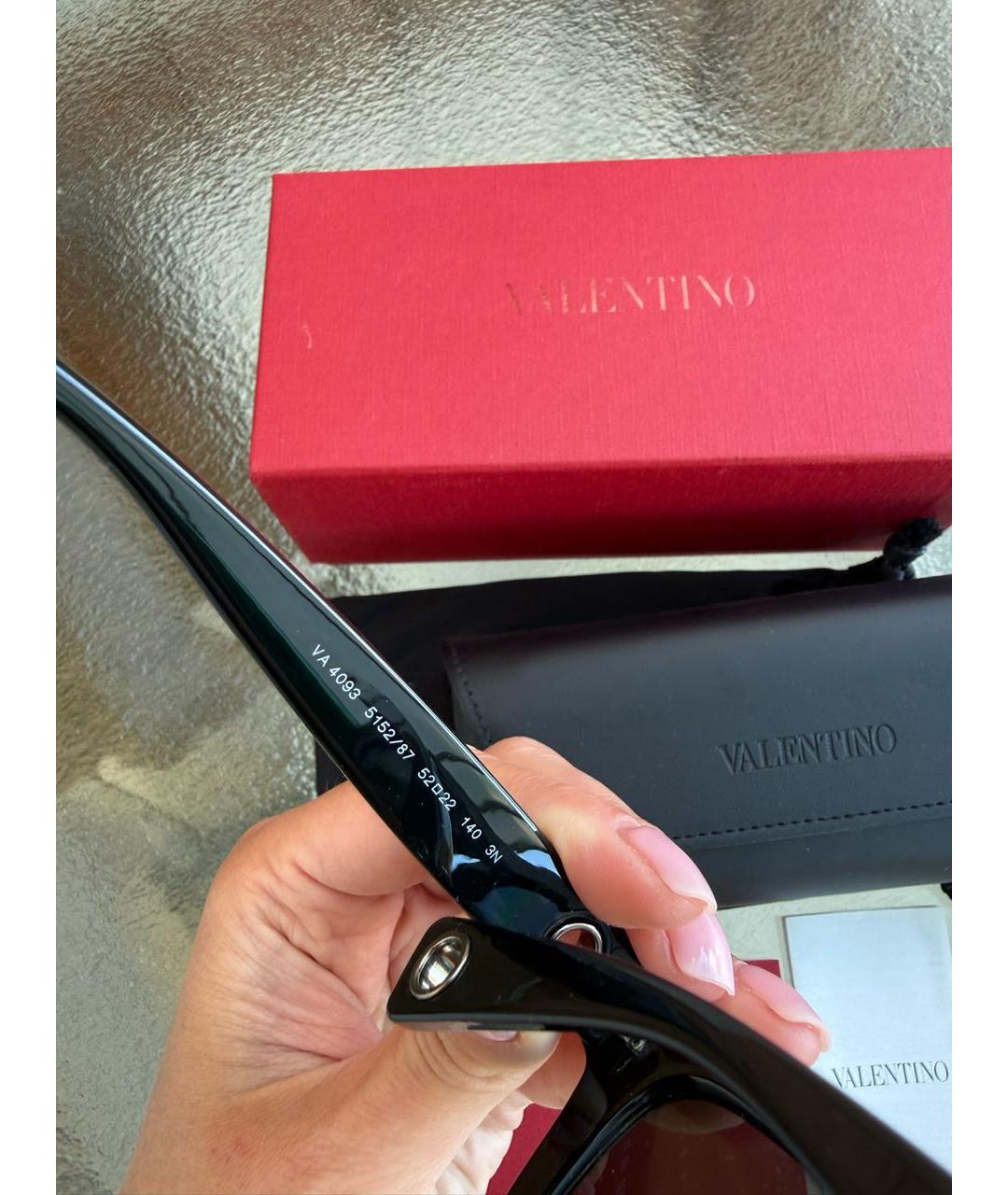 VALENTINO Черные пластиковые солнцезащитные очки, фото 3