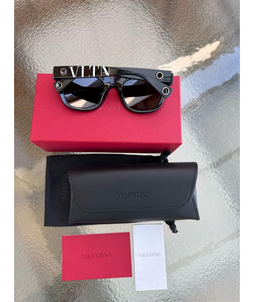 VALENTINO Черные пластиковые солнцезащитные очки, фото 2