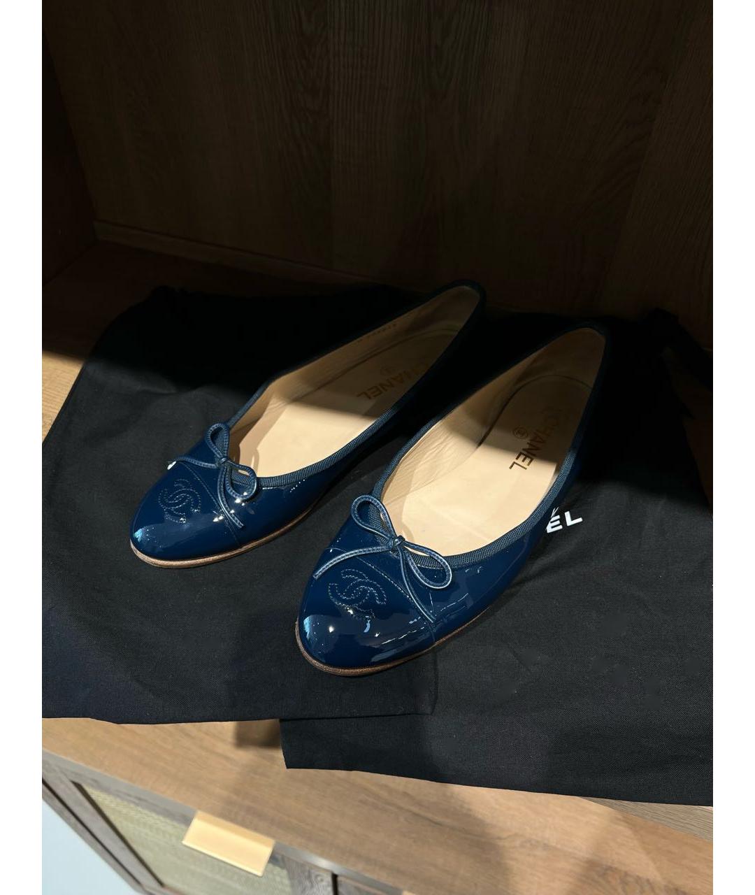 CHANEL Темно-синие балетки из лакированной кожи, фото 4