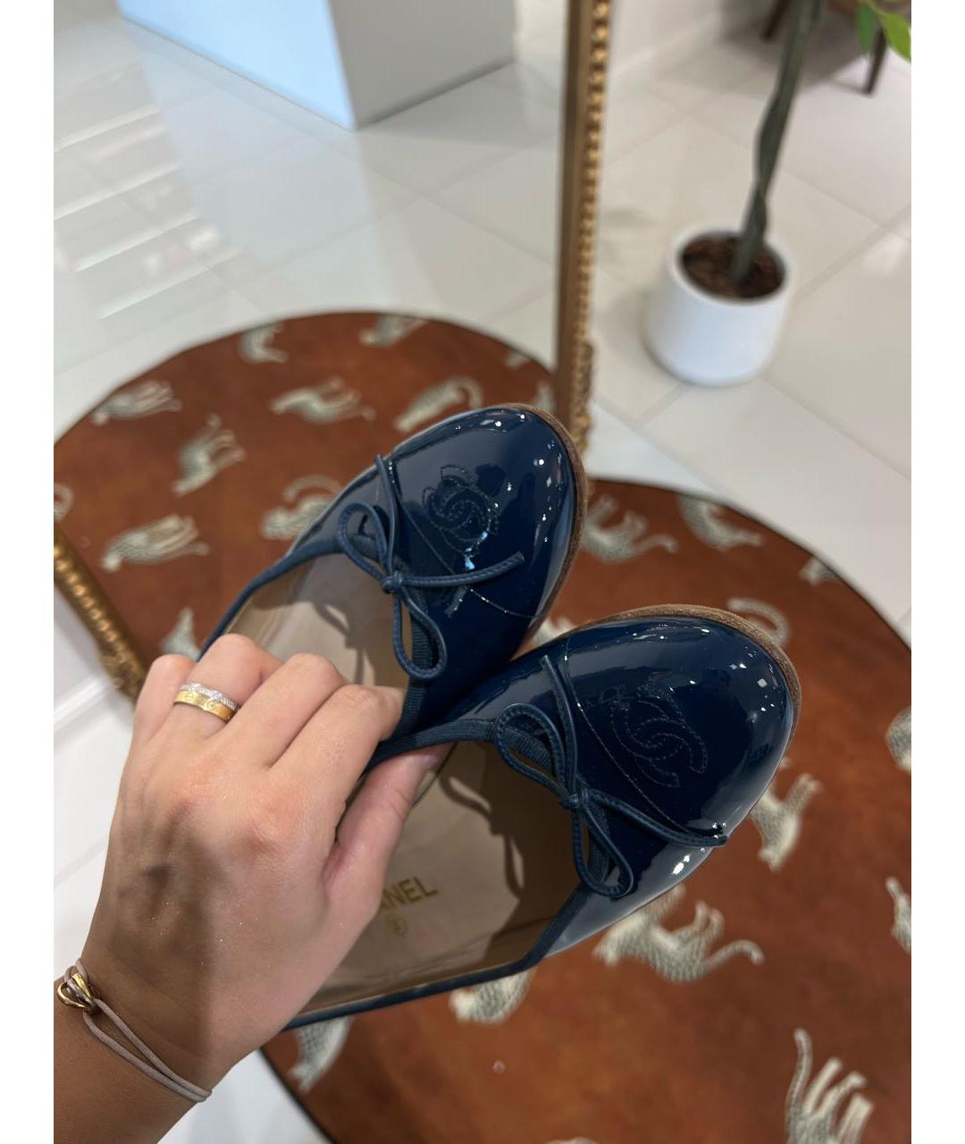 CHANEL Темно-синие балетки из лакированной кожи, фото 3