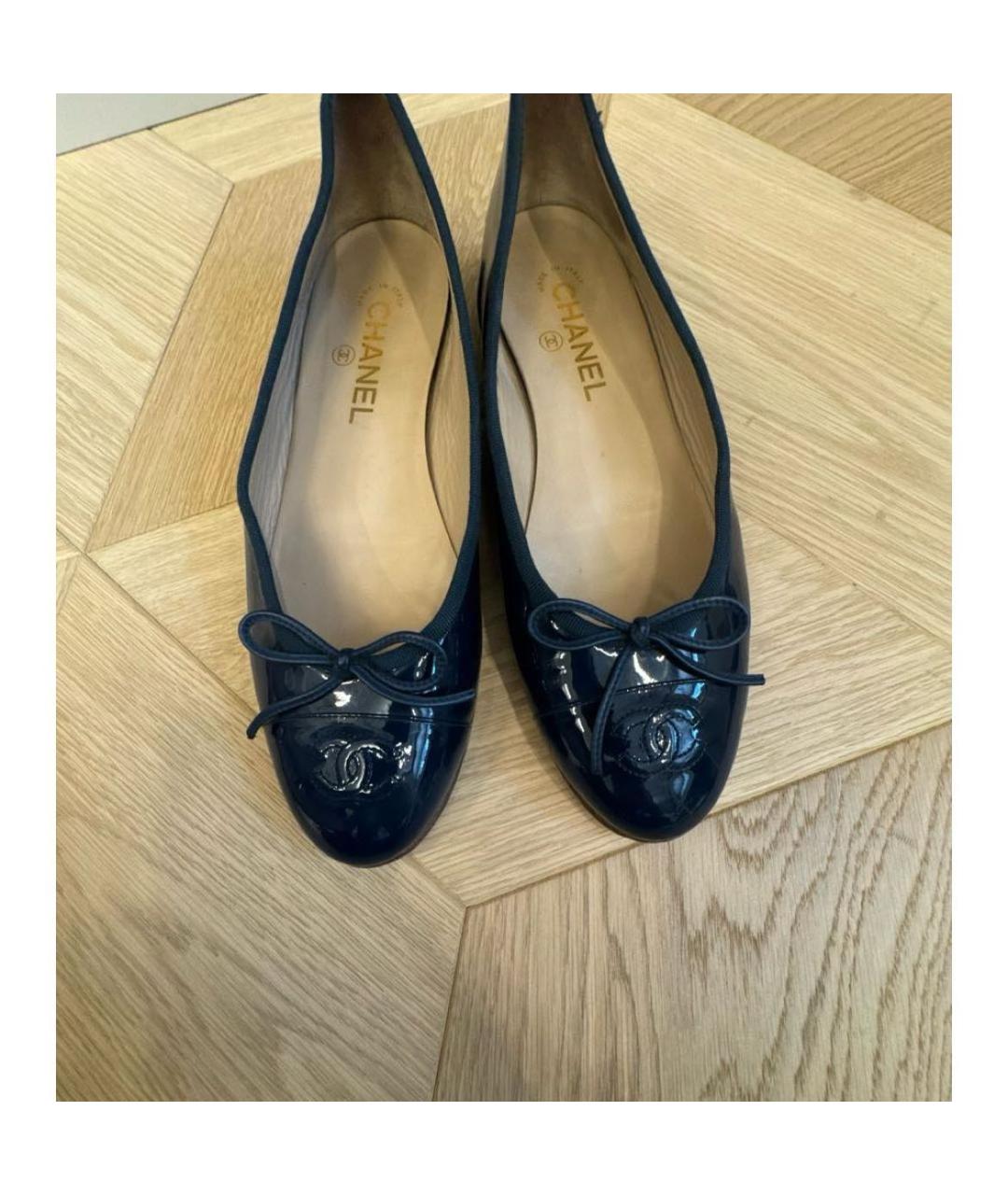 CHANEL Темно-синие балетки из лакированной кожи, фото 2