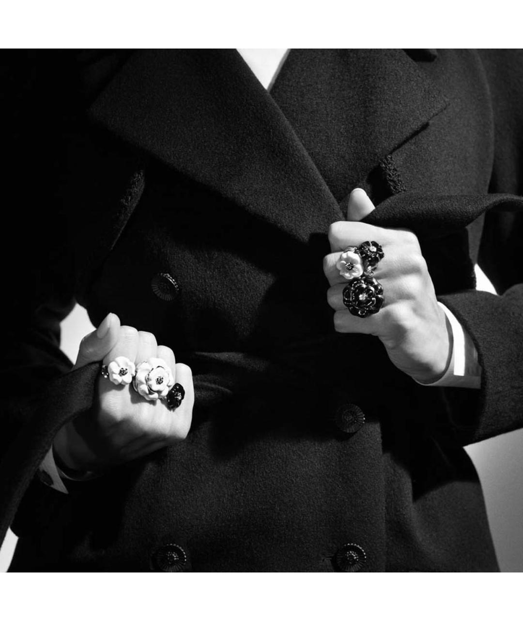 CHANEL Черное кольцо из белого золота, фото 8