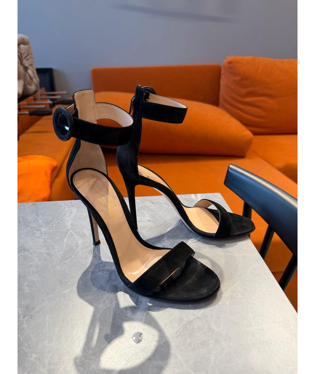 GIANVITO ROSSI Черные бархатные босоножки, фото 4