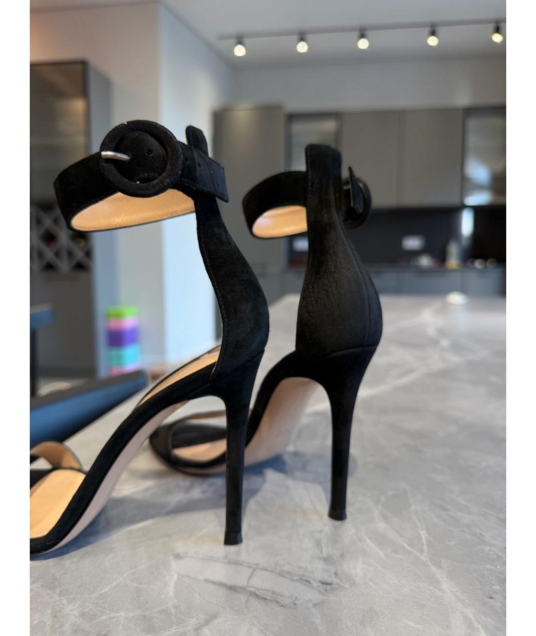 GIANVITO ROSSI Черные бархатные босоножки, фото 5