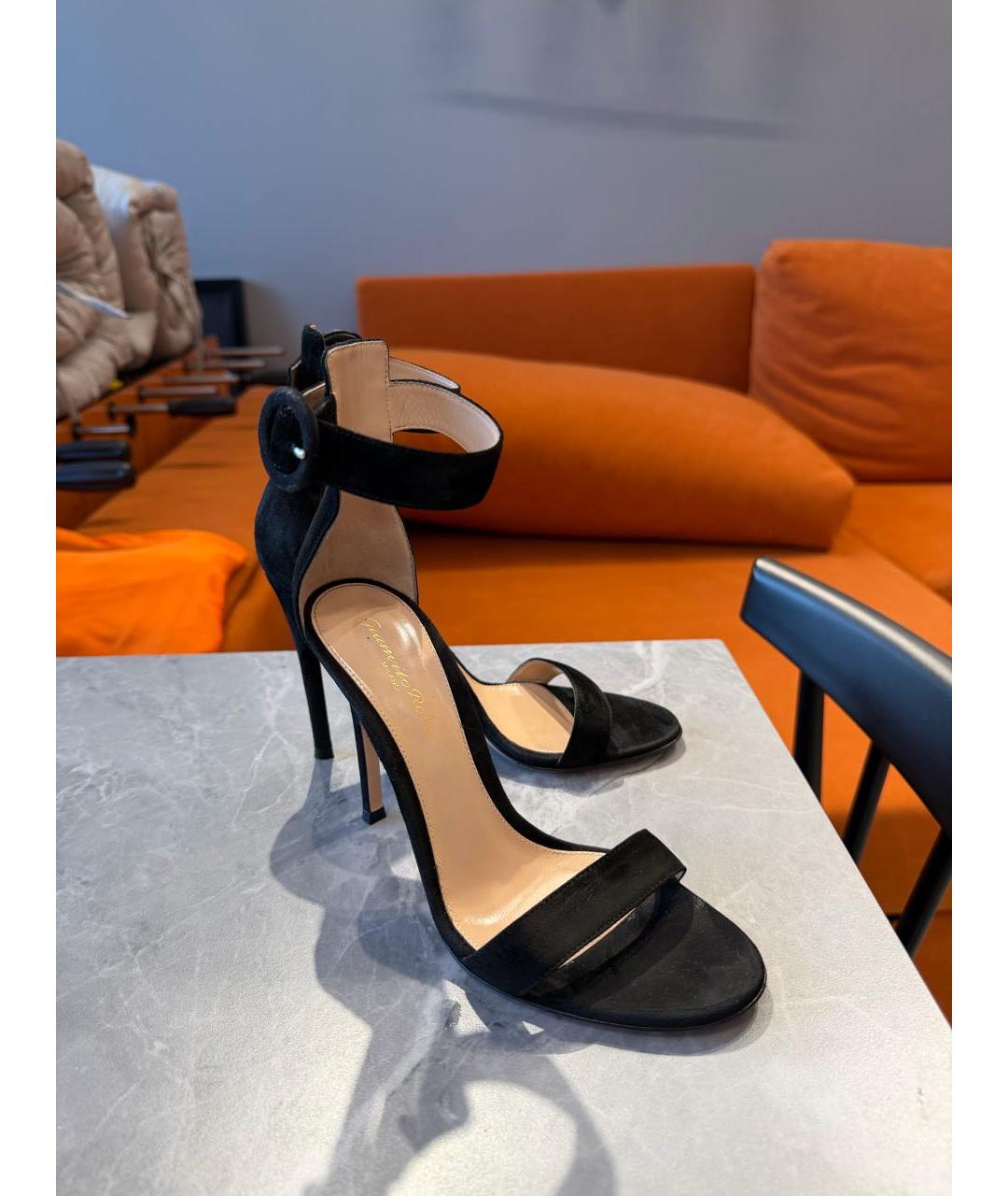 GIANVITO ROSSI Черные бархатные босоножки, фото 6