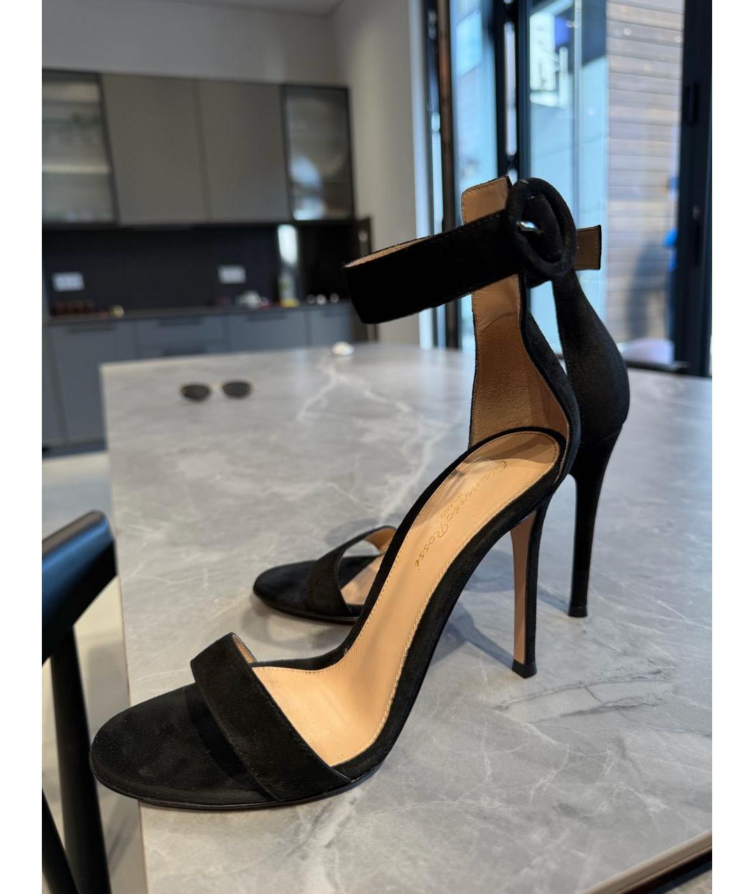 GIANVITO ROSSI Черные бархатные босоножки, фото 3