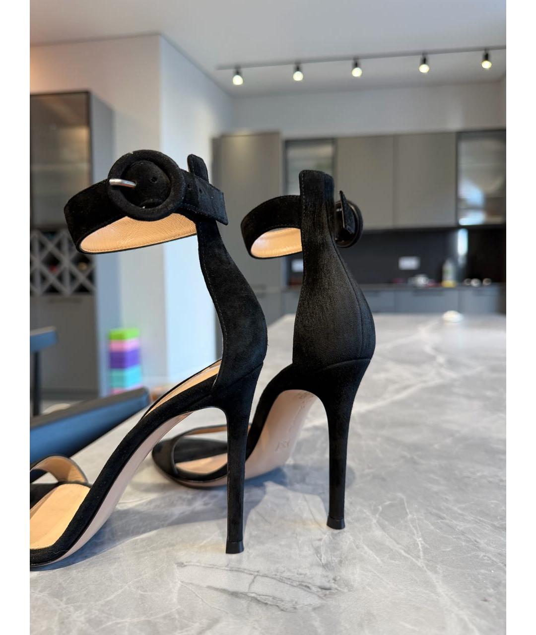 GIANVITO ROSSI Черные бархатные босоножки, фото 2