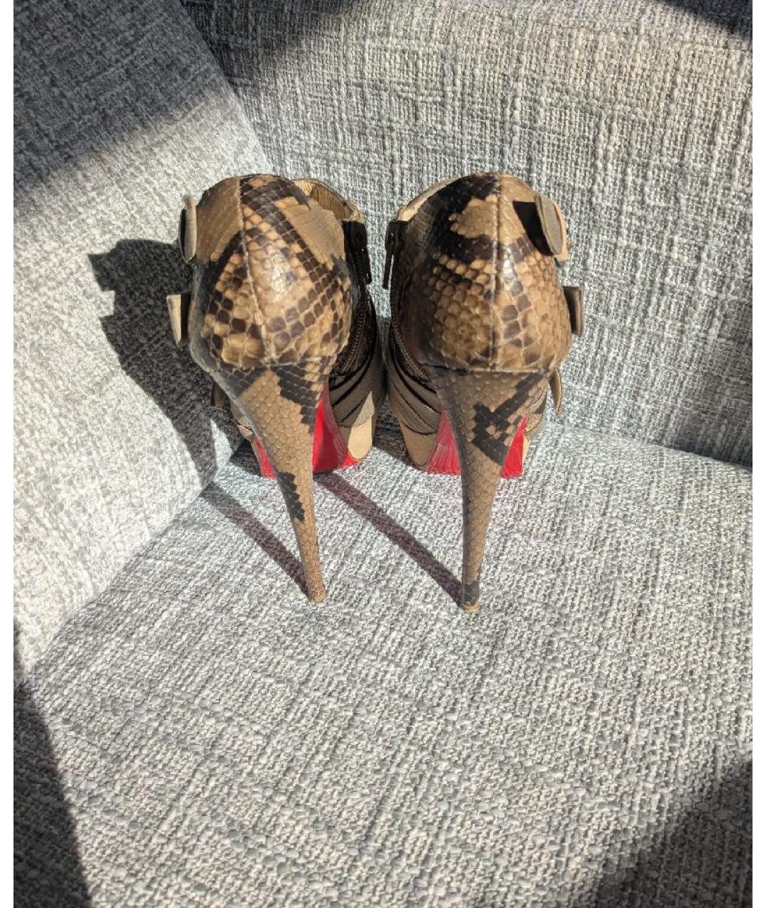 CHRISTIAN LOUBOUTIN Бежевые ботильоны из экзотической кожи, фото 4