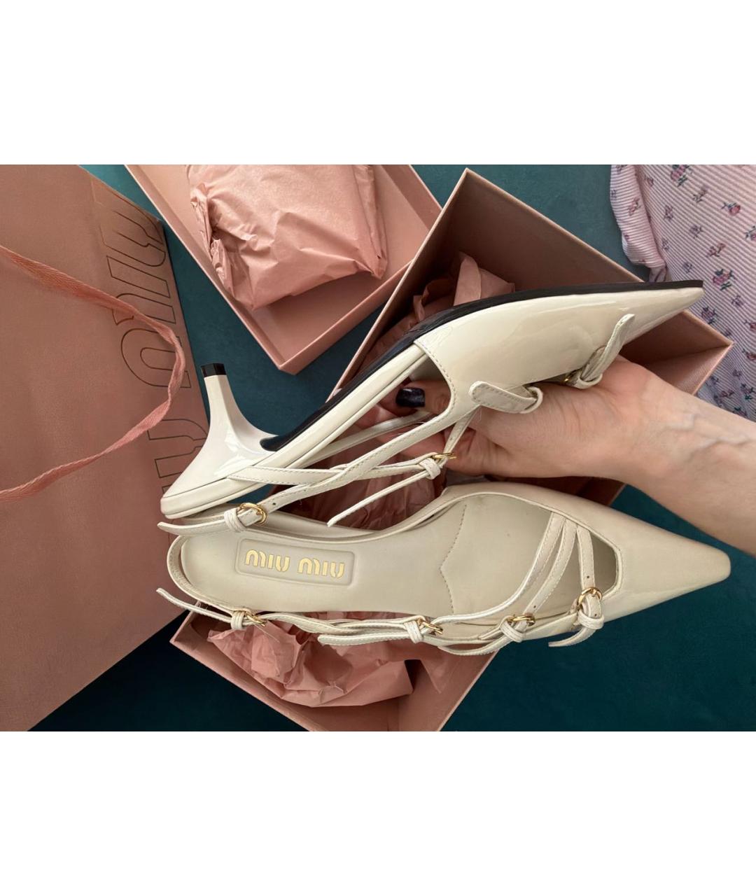 MIU MIU Бежевые туфли из лакированной кожи, фото 8