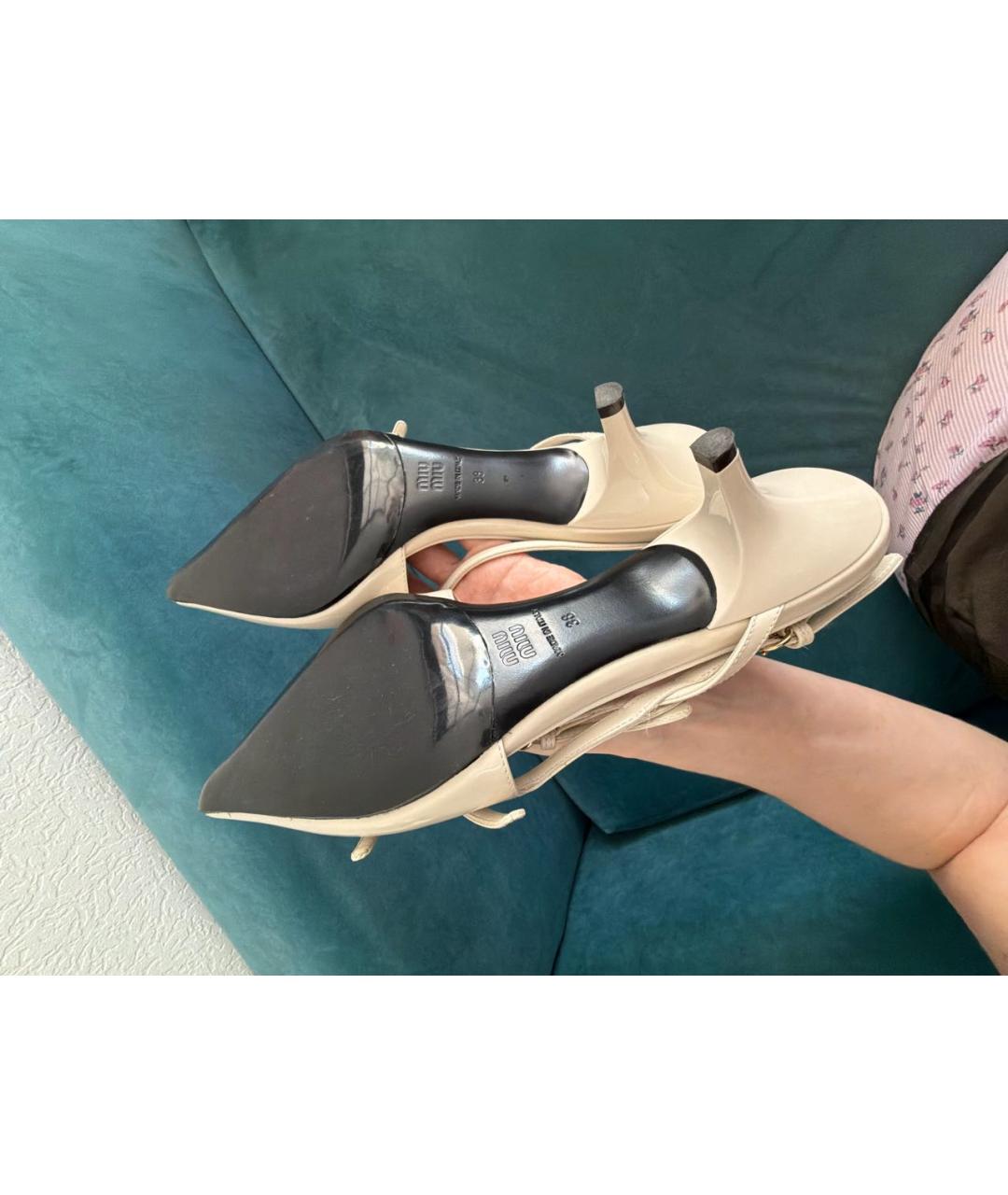 MIU MIU Бежевые туфли из лакированной кожи, фото 5