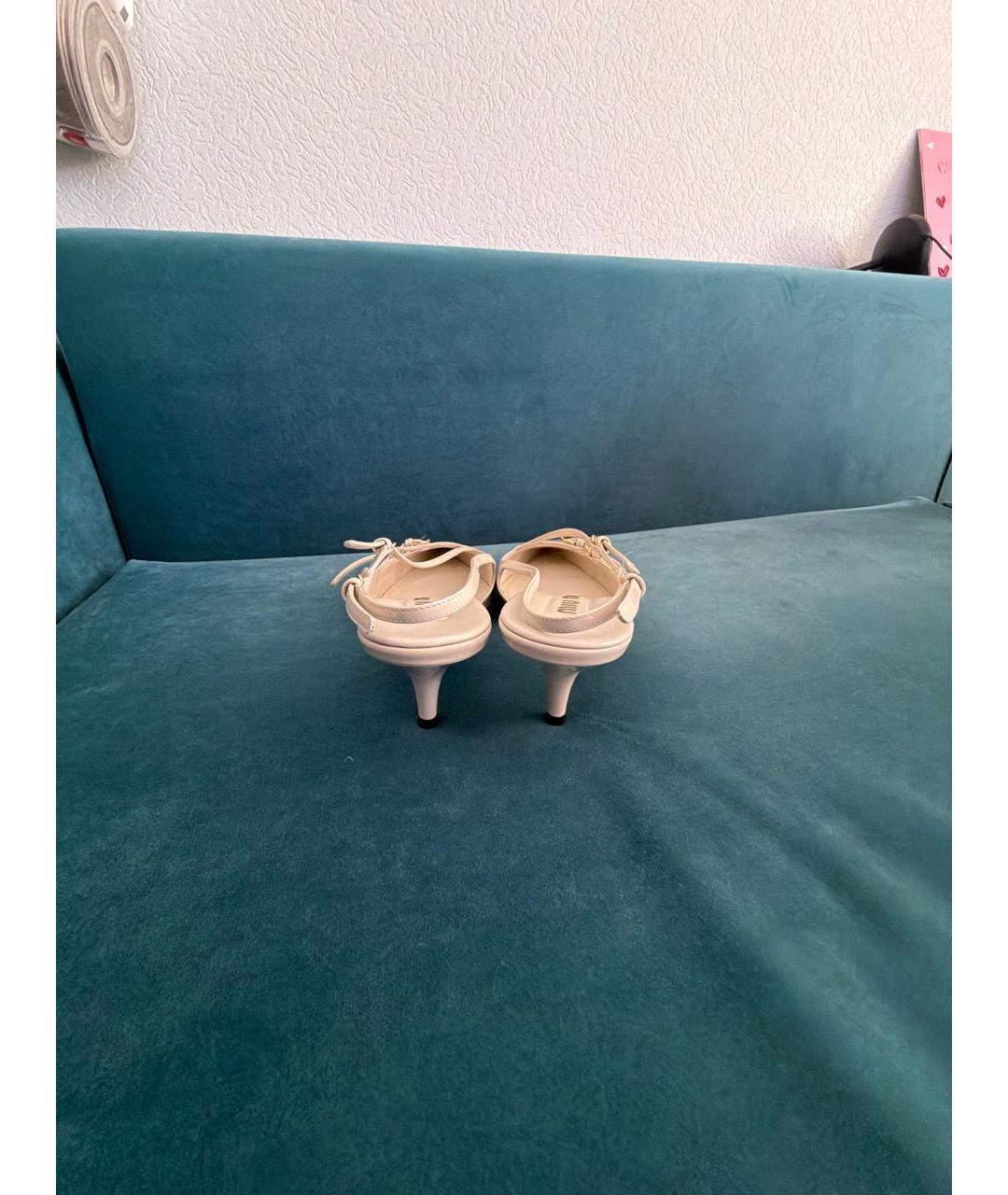 MIU MIU Бежевые туфли из лакированной кожи, фото 4