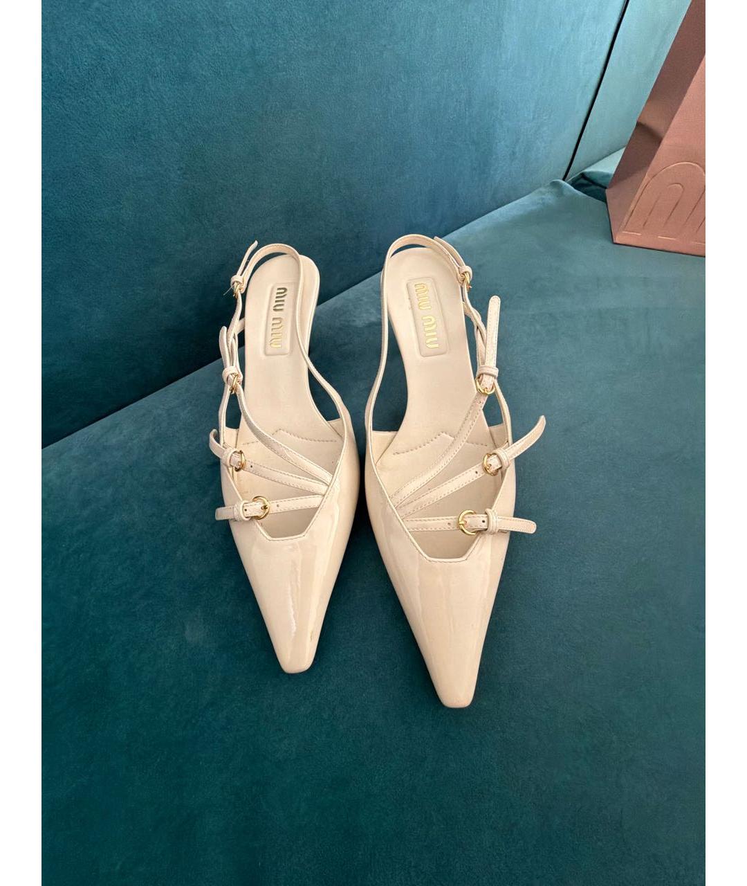 MIU MIU Бежевые туфли из лакированной кожи, фото 2