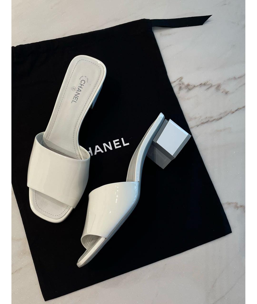 CHANEL Белые мюли из лакированной кожи, фото 2