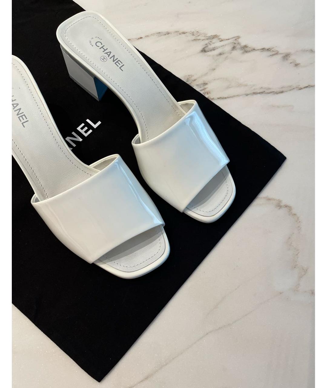 CHANEL Белые мюли из лакированной кожи, фото 6