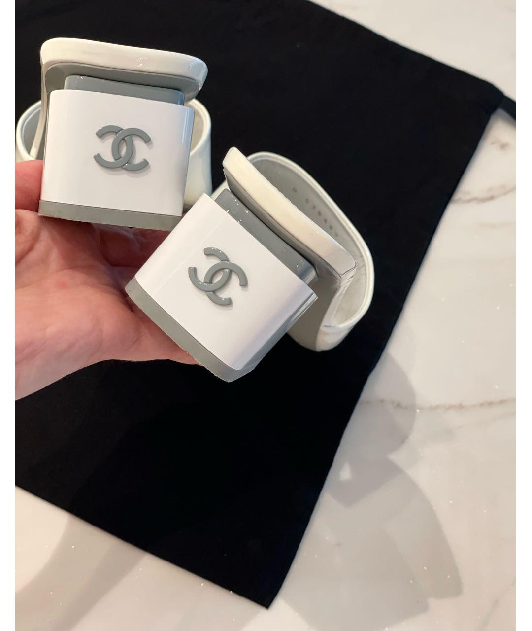 CHANEL Белые мюли из лакированной кожи, фото 3