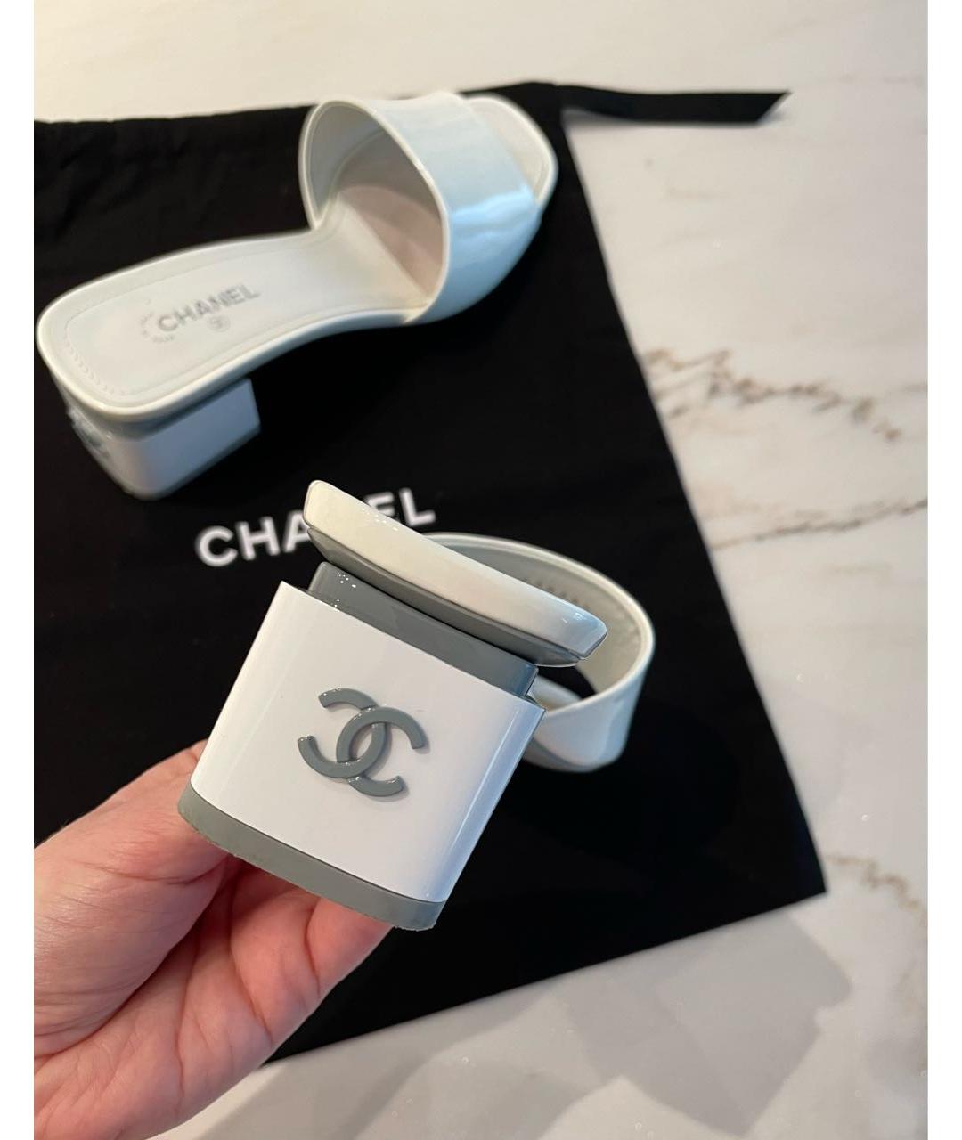 CHANEL Белые мюли из лакированной кожи, фото 4