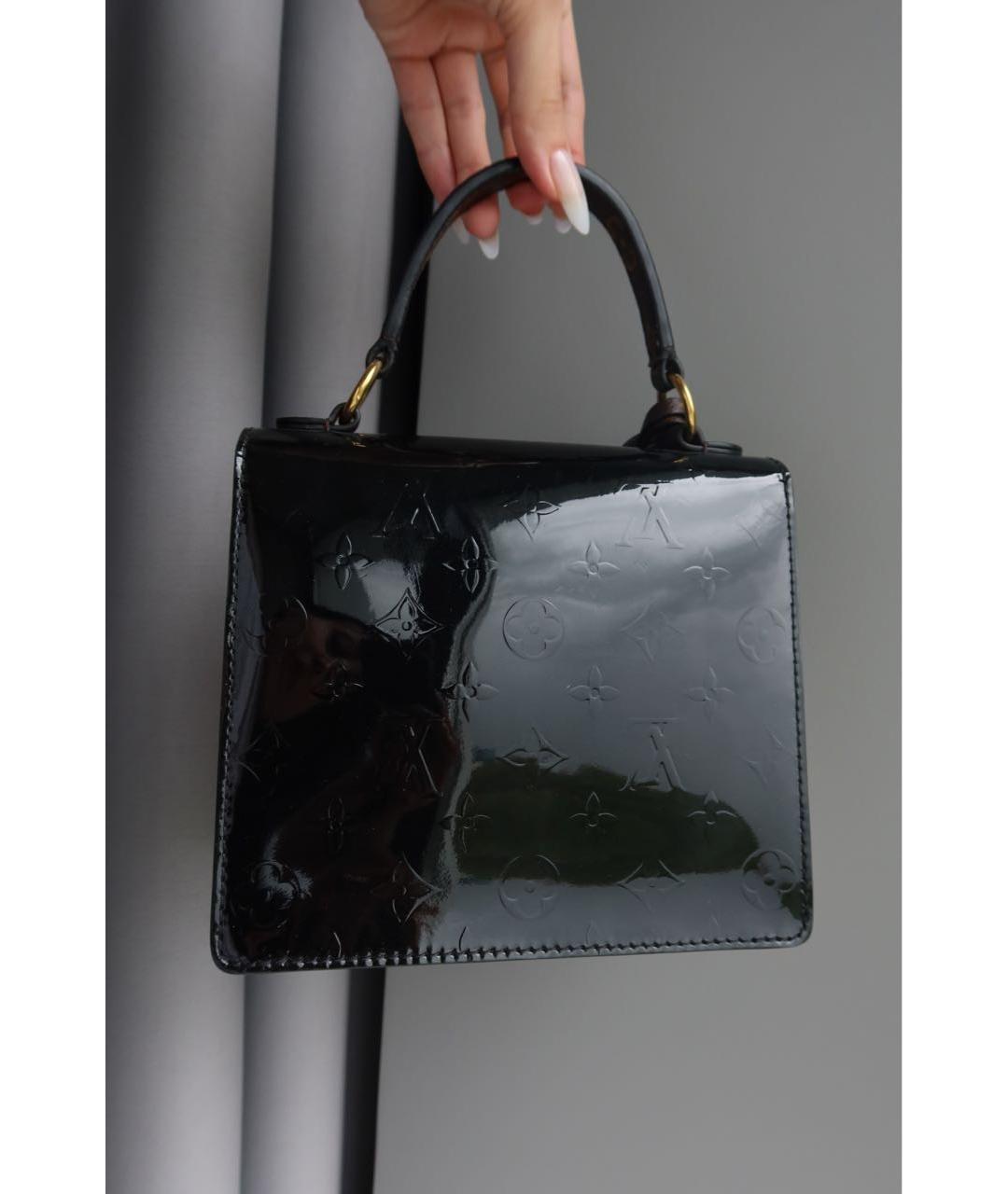 LOUIS VUITTON Черная сумка с короткими ручками из лакированной кожи, фото 3