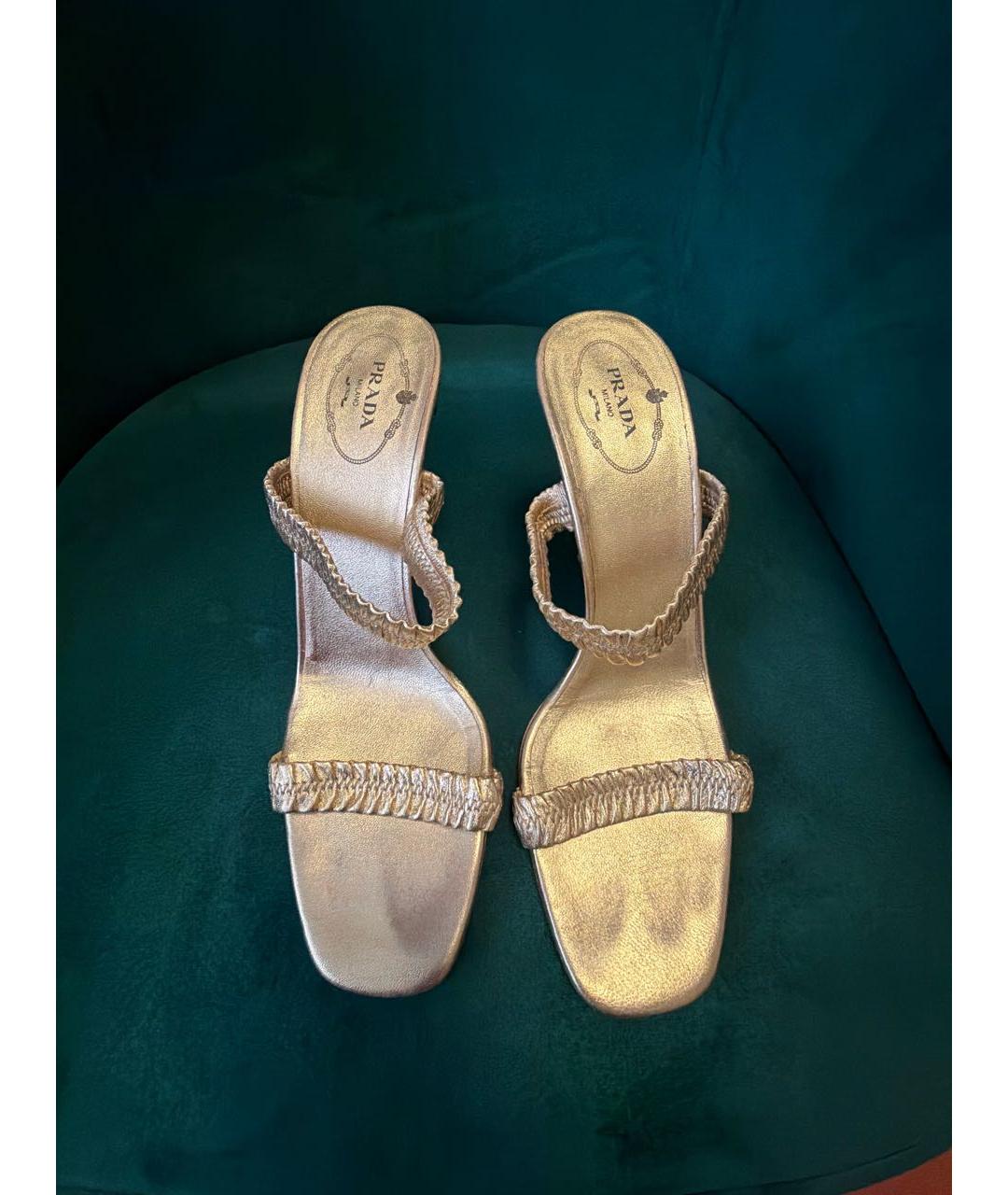 PRADA Золотые кожаные босоножки, фото 2