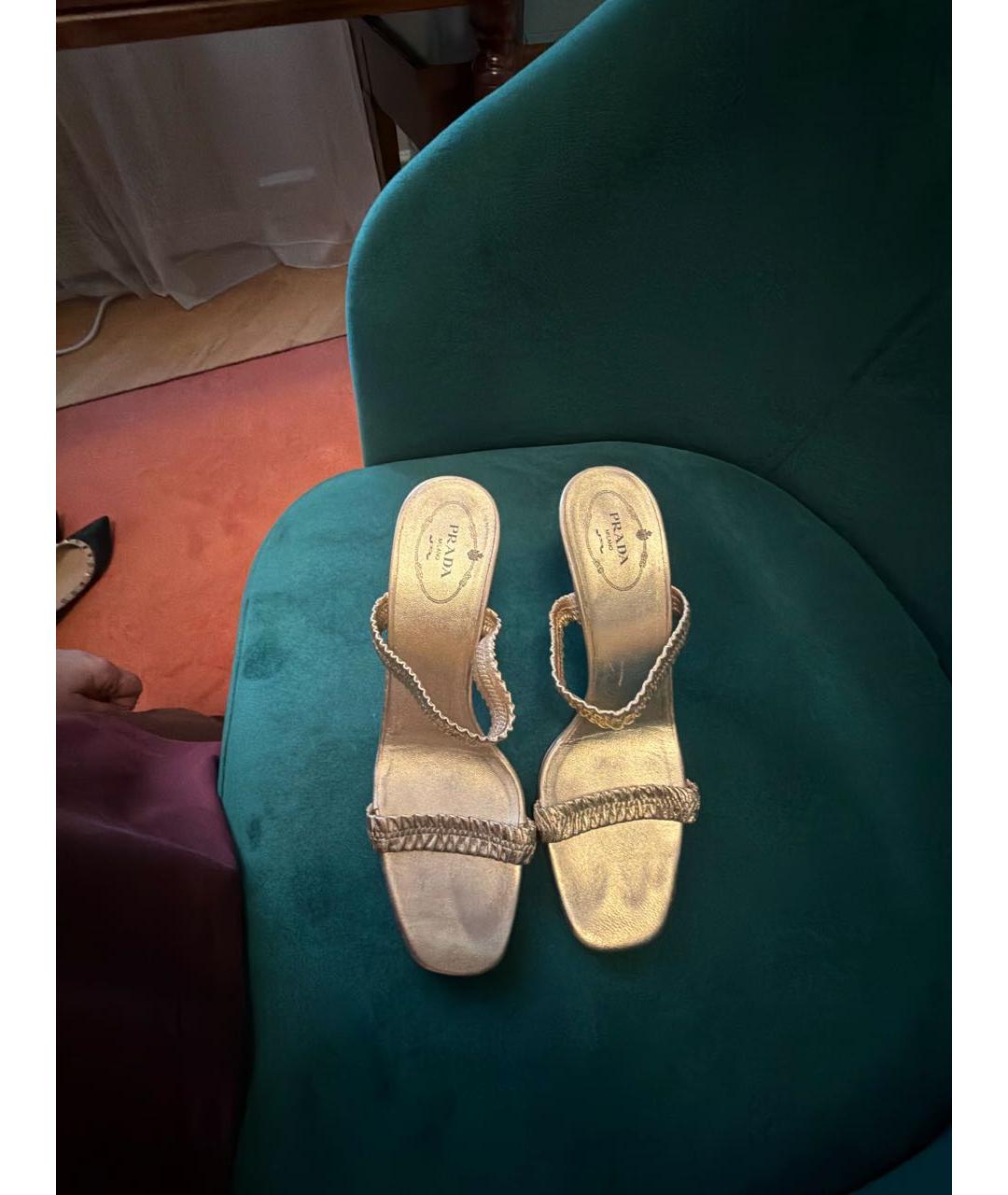 PRADA Золотые кожаные босоножки, фото 2