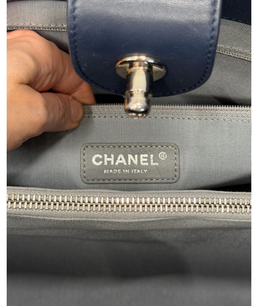 CHANEL Темно-синяя кожаная сумка с короткими ручками, фото 7