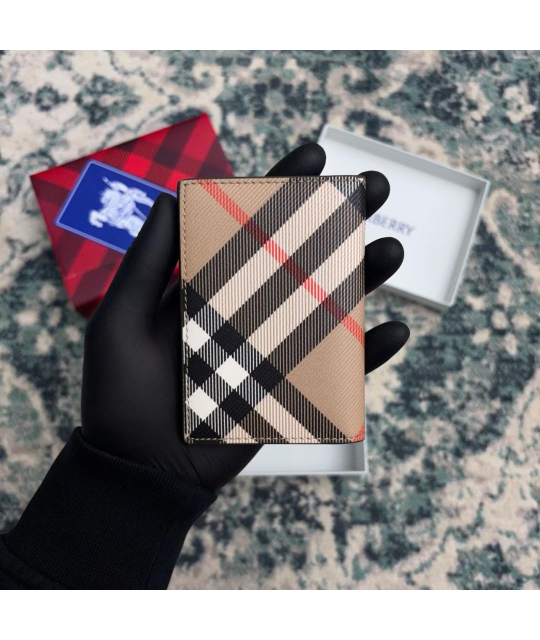 BURBERRY Бежевый кожаный кардхолдер, фото 3