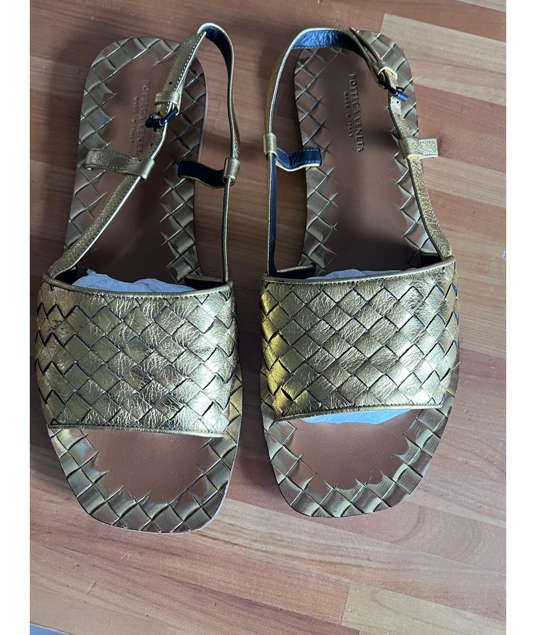 BOTTEGA VENETA Золотые кожаные сандалии, фото 2