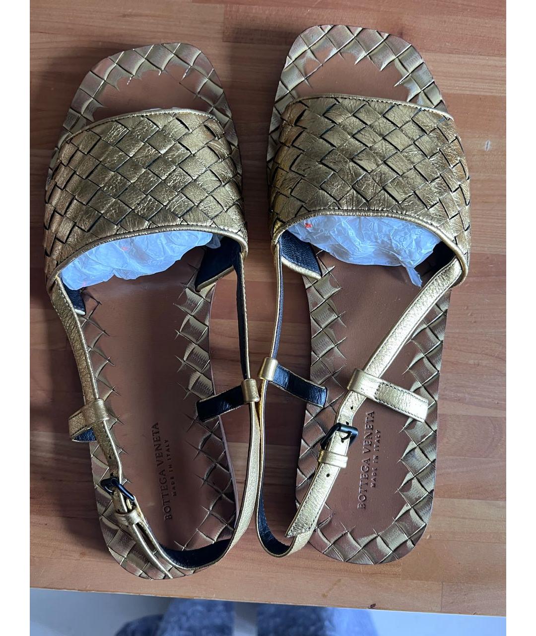 BOTTEGA VENETA Золотые кожаные сандалии, фото 3