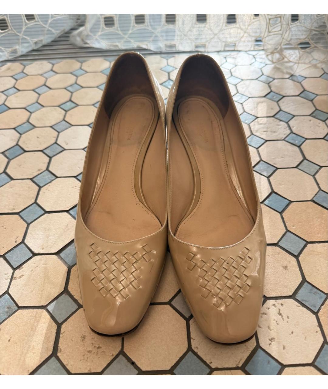 BOTTEGA VENETA Бежевые туфли из лакированной кожи, фото 2
